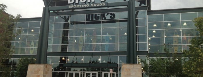DICK'S Sporting Goods is one of Lugares favoritos de Stefan.