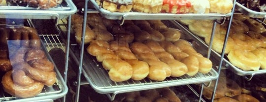 Judy's Donuts is one of สถานที่ที่ Tyler ถูกใจ.