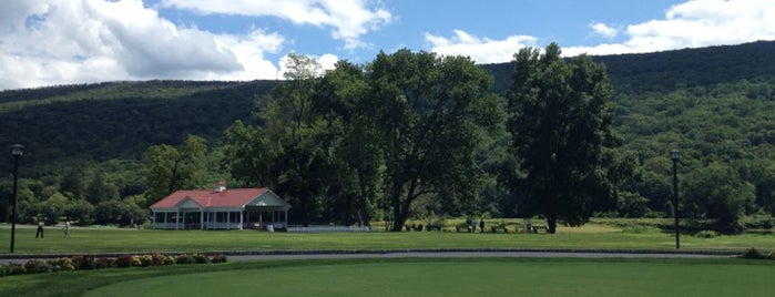 The Shawnee Inn and Golf Resort is one of Fav Places.