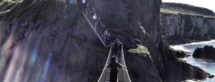 Carrick-a-Rede Rope Bridge is one of Eric 님이 저장한 장소.