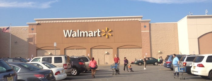 Walmart Supercenter is one of Posti che sono piaciuti a Jason.