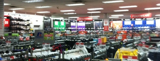 Modell's Sporting Goods is one of Nova York.