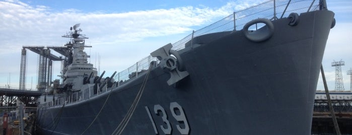 USS Salem (CA 139) Floating Museum is one of Lieux sauvegardés par Christina.