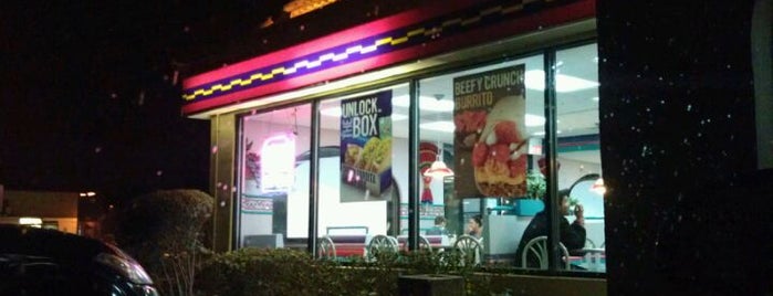 Taco Bell is one of สถานที่ที่ Ronnie ถูกใจ.