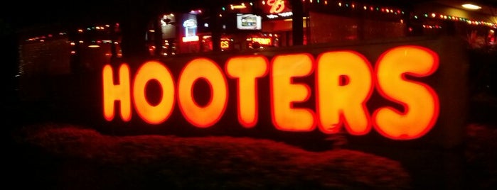 Hooters is one of Tempat yang Disukai Albert.