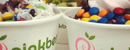 Pinkberry is one of Lugares favoritos de Dee.