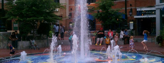 Downtown Silver Spring Fountain is one of Lugares favoritos de Grant.