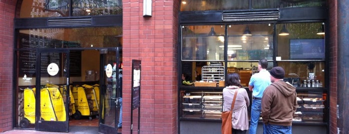 Specialty’s Café & Bakery is one of สถานที่ที่ Analise ถูกใจ.