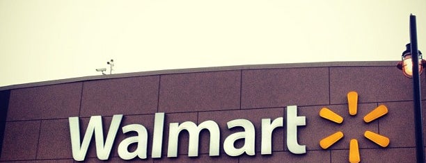 Walmart Supercenter is one of Lugares favoritos de set.