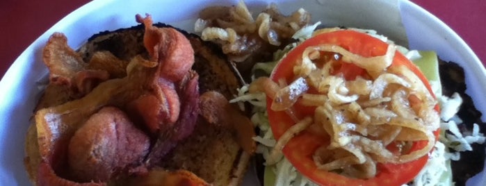 Ruben's Hamburgers is one of Posti che sono piaciuti a Kann.