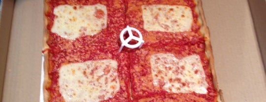 Rizzo's Fine Pizza is one of Lugares guardados de Kara.