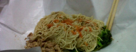 Bakmie pinangsia is one of Lugares favoritos de Gary.