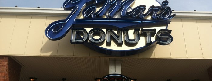 LaMar's Donuts is one of Tempat yang Disukai Andrew.