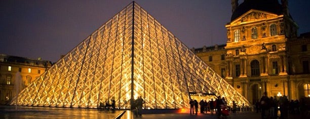 Пирамида Лувра is one of Paris.
