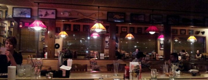 Applebee's Grill + Bar is one of Tempat yang Disukai Rick.