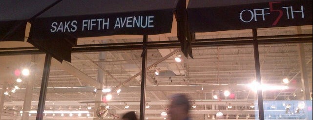 OFF 5th - Saks Fifth Avenue Outlet is one of Lugares favoritos de Stephanie.