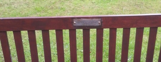 Simon McKie Memorial Bench is one of Balfarg Housing Estate.