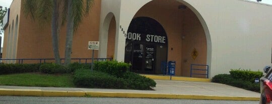 Goodwill Bookstore is one of Locais curtidos por leslie.