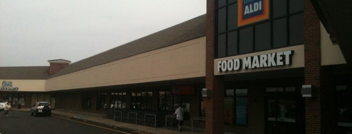 Aldi Food Market is one of Jamesさんのお気に入りスポット.