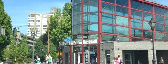 Regal Lloyd Center & IMAX is one of Tempat yang Disukai Leigh.