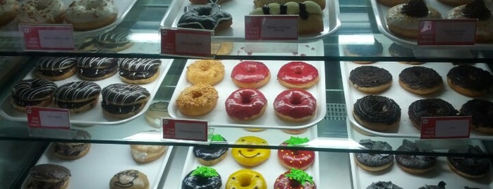 Cafe Peter Donuts is one of Tempat yang Disukai Neha.