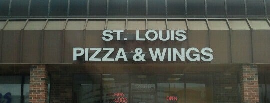 St. Louis Pizza And Wings is one of Lieux qui ont plu à Doug.