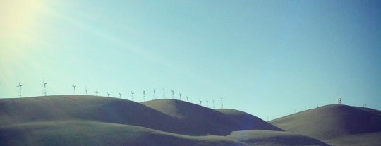 Altamont Pass is one of Tempat yang Disukai Mitch.