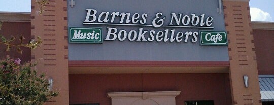 Barnes & Noble is one of Lieux qui ont plu à Monty.