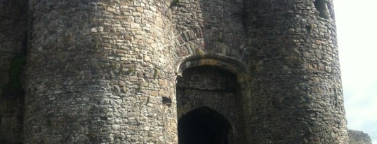 Carmarthen Castle is one of Tempat yang Disukai Carl.