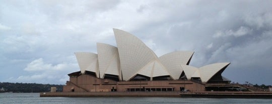 Сиднейский оперный театр is one of Mariana´s Favorite Places.