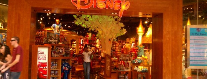 Disney Store is one of Lieux qui ont plu à Bayana.