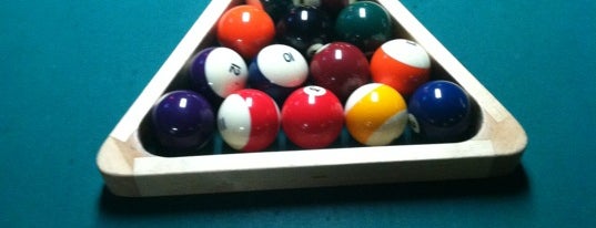 Poolies Billiards is one of Lugares favoritos de Sarah.