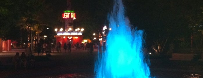 West Side Fountain is one of Tempat yang Disimpan Kimmie.