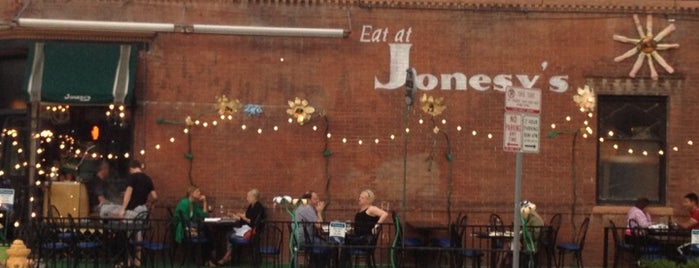 Jonesy's Eat Bar is one of Orte, die Shannon gefallen.