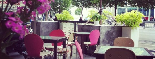 Cafe Terrace is one of Uong gi?.