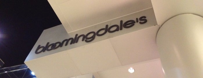 Bloomingdale's is one of Locais curtidos por Jane.
