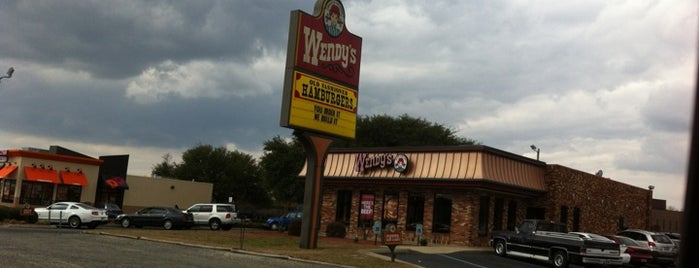 Wendy’s is one of Locais curtidos por Bayana.