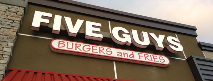 Five Guys is one of Rebecaさんのお気に入りスポット.