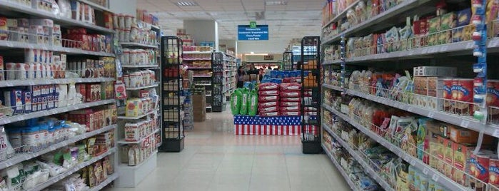 Metro Supermarket is one of Locais curtidos por Sarah.