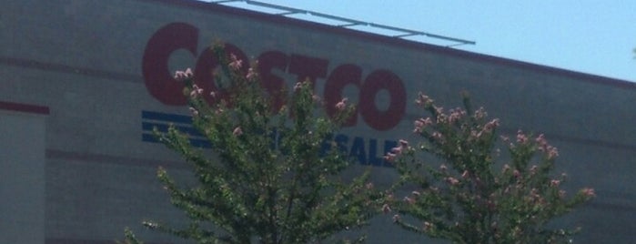 Costco is one of สถานที่ที่ Kim ถูกใจ.