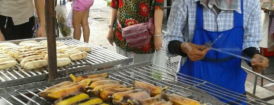 มัน กล้วยน้ำหว้า กล้วยหักมุกปิ้ง is one of Aroi Wangburapha.