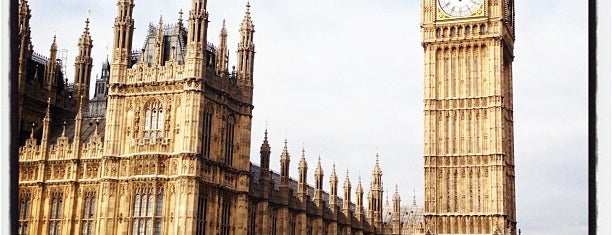 Elizabeth Tower (Big Ben) is one of London Cultural.