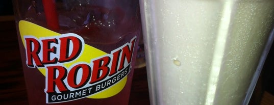 Red Robin Gourmet Burgers and Brews is one of Posti che sono piaciuti a Joseph.