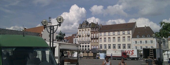 Rathausplatz is one of Lieux qui ont plu à Michaela.