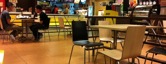 McDonald's & McCafé is one of Locais curtidos por Afil.