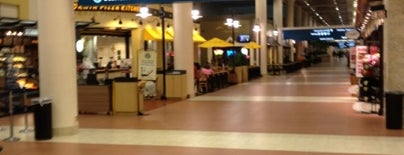 Palm Beach International Airport (PBI) is one of Tempat yang Disukai Tracy.