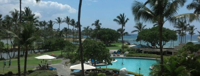 Mauna Lani Bay Hotel & Bungalows is one of Brett'in Beğendiği Mekanlar.