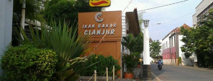 Ikan Bakar Cianjur (IBC) is one of สถานที่ที่ Fanina ถูกใจ.