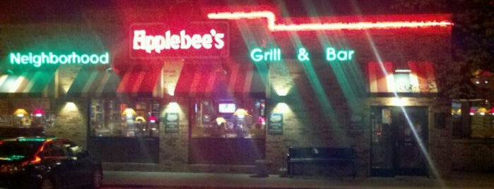 Applebee's Grill + Bar is one of Locais curtidos por Lori.