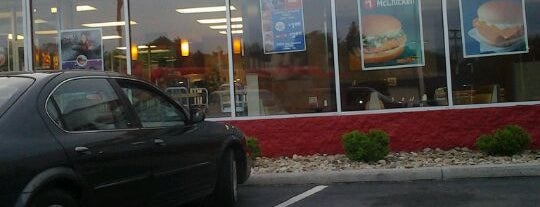 McDonald's is one of สถานที่ที่ Russ ถูกใจ.